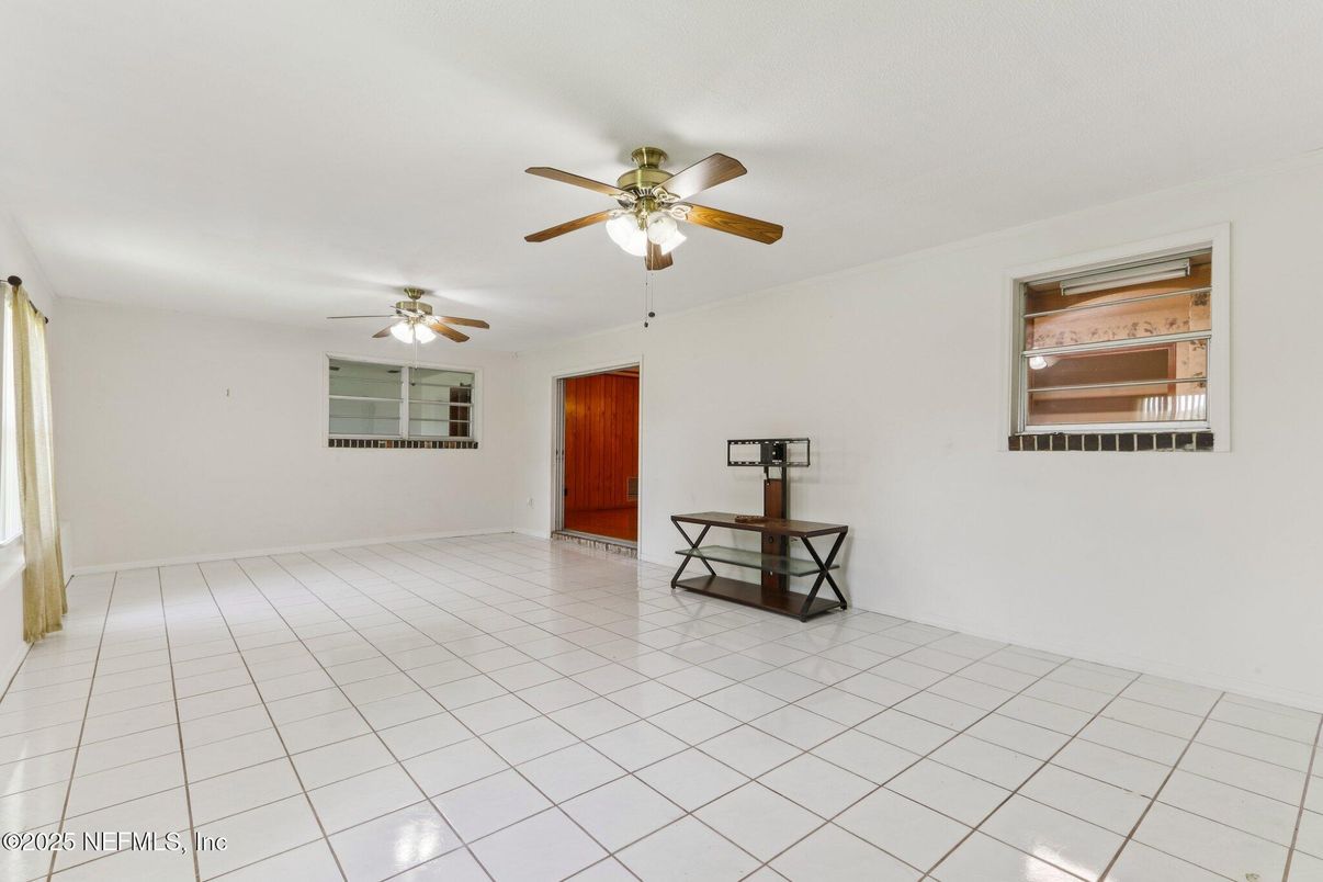 Empty room, Interior