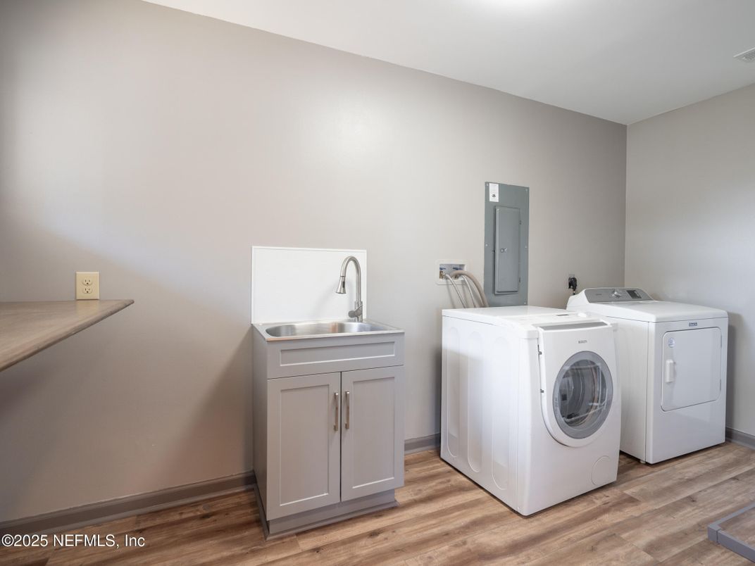 Interior, Washer, Wood Texture Flooring