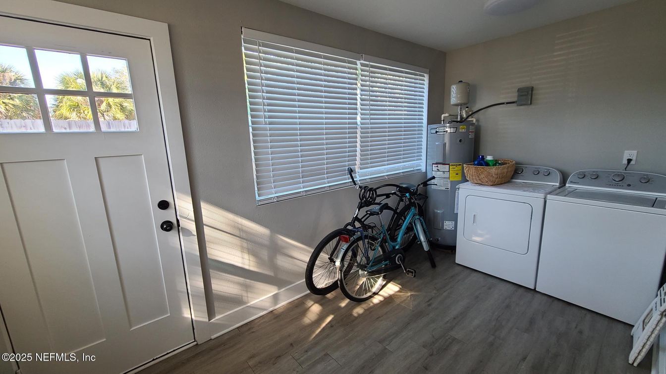Interior, Washer, Wood Texture Flooring