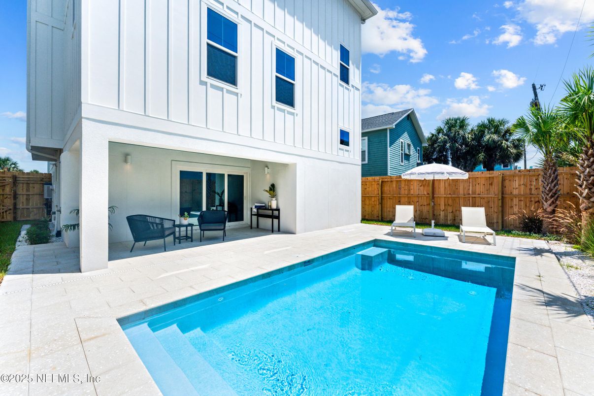 Exterior, Pool