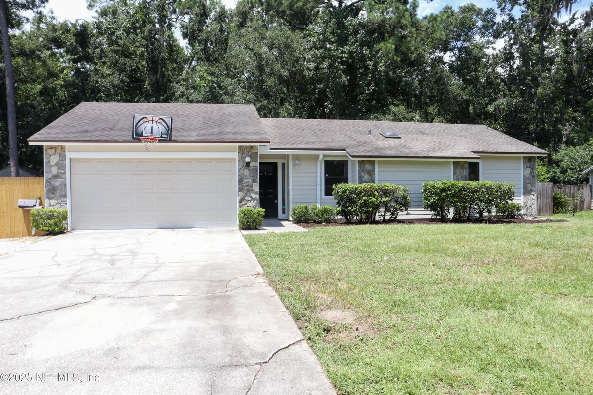 Attached, Exterior, Facade, Ranch