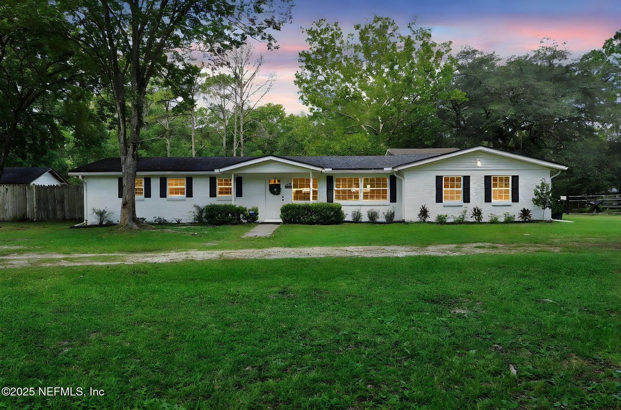 Backyard, Exterior, Facade, Ranch