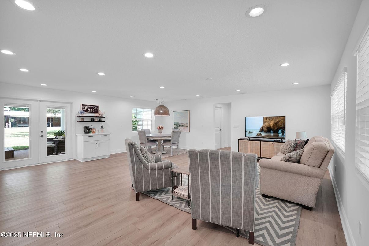 Dining room, Interior, Living room, Pendant Lights, Recessed Lighting, Wood Texture Flooring