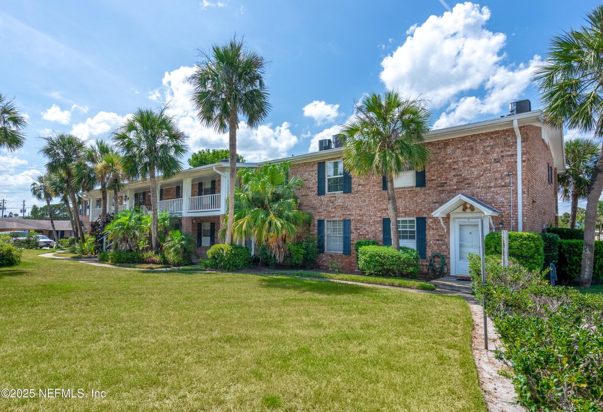 Backyard, Exterior, Facade, Brick Facade, Georgian