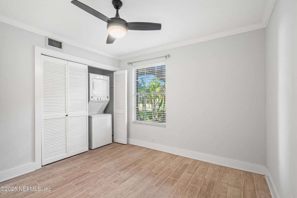 Interior, Utility Closets, Washer, Wood Texture Flooring