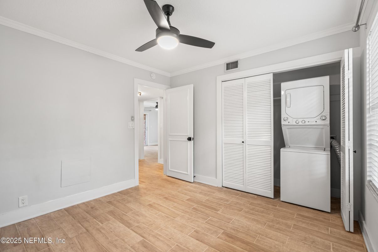 Interior, Utility Closets, Washer, Wood Texture Flooring
