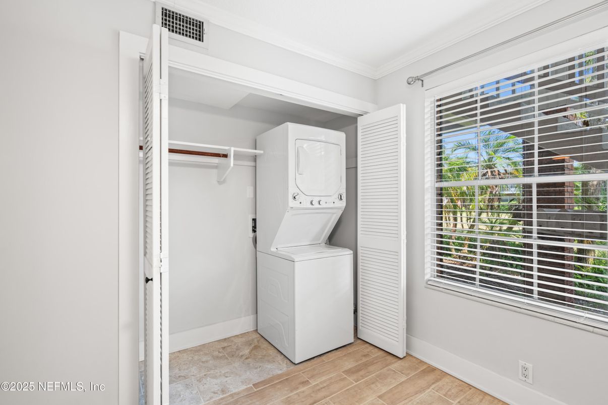 Interior, Utility Closets, Washer, Wood Texture Flooring