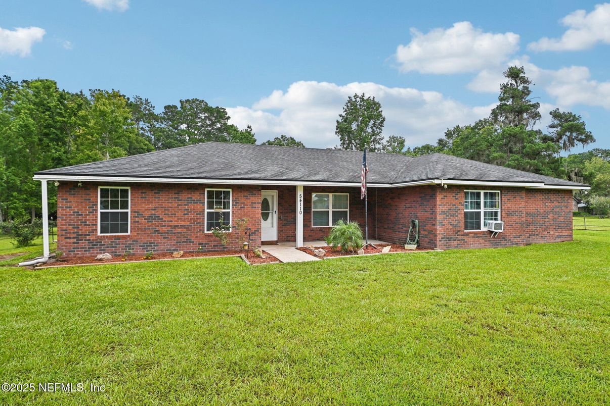 Exterior, Facade, Brick Facade, Ranch