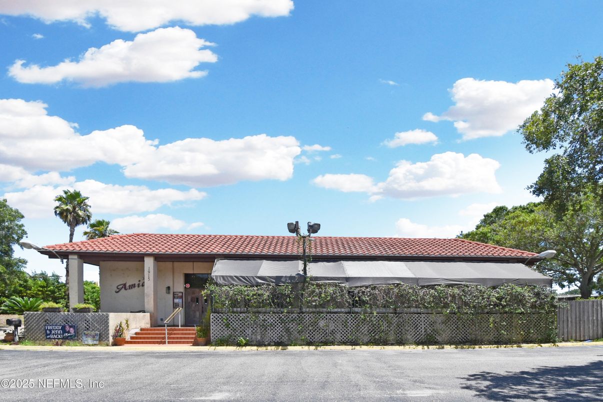 Exterior, Facade, None