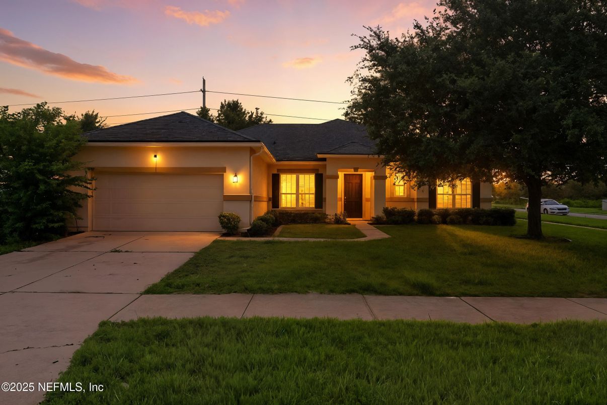 Attached, Exterior, Facade, Ranch