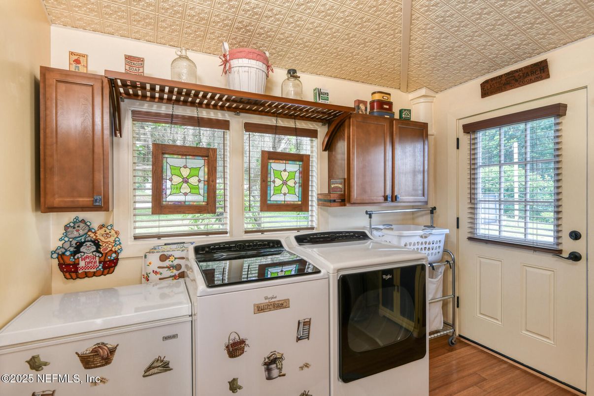 Interior, Washer, Wood Texture Flooring