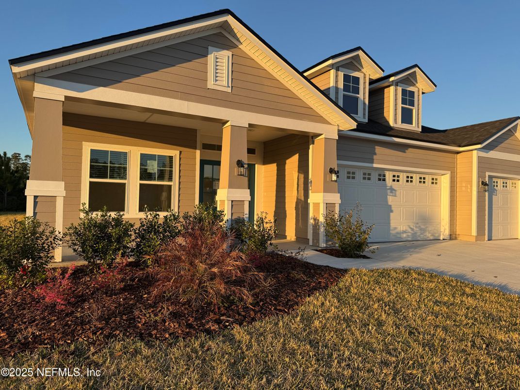 Attached, Exterior, Facade, American Craftsman