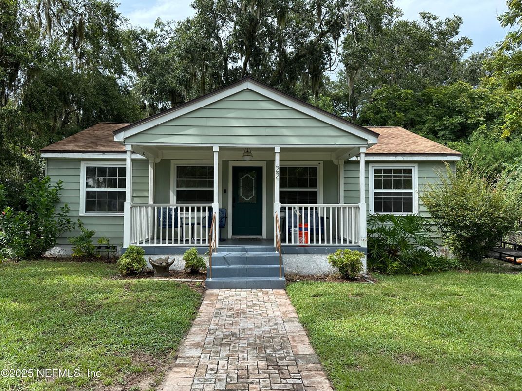Exterior, Facade, Ranch