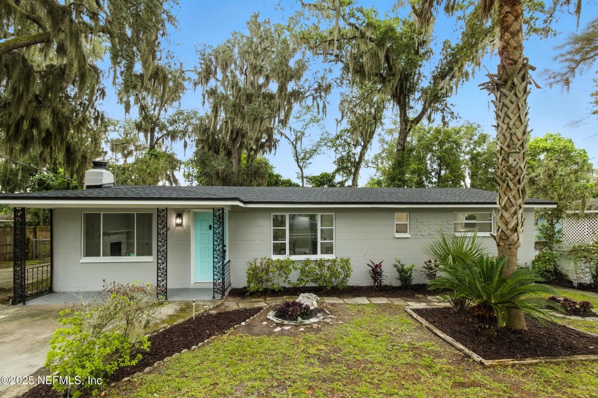 Exterior, Facade, Ranch
