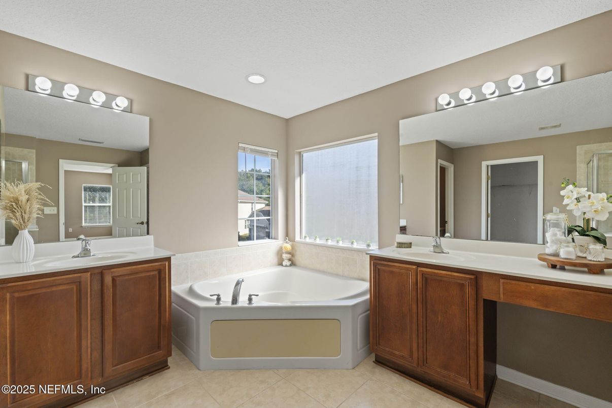 Bathroom, Dual Sink Vanities, Interior, Recessed Lighting