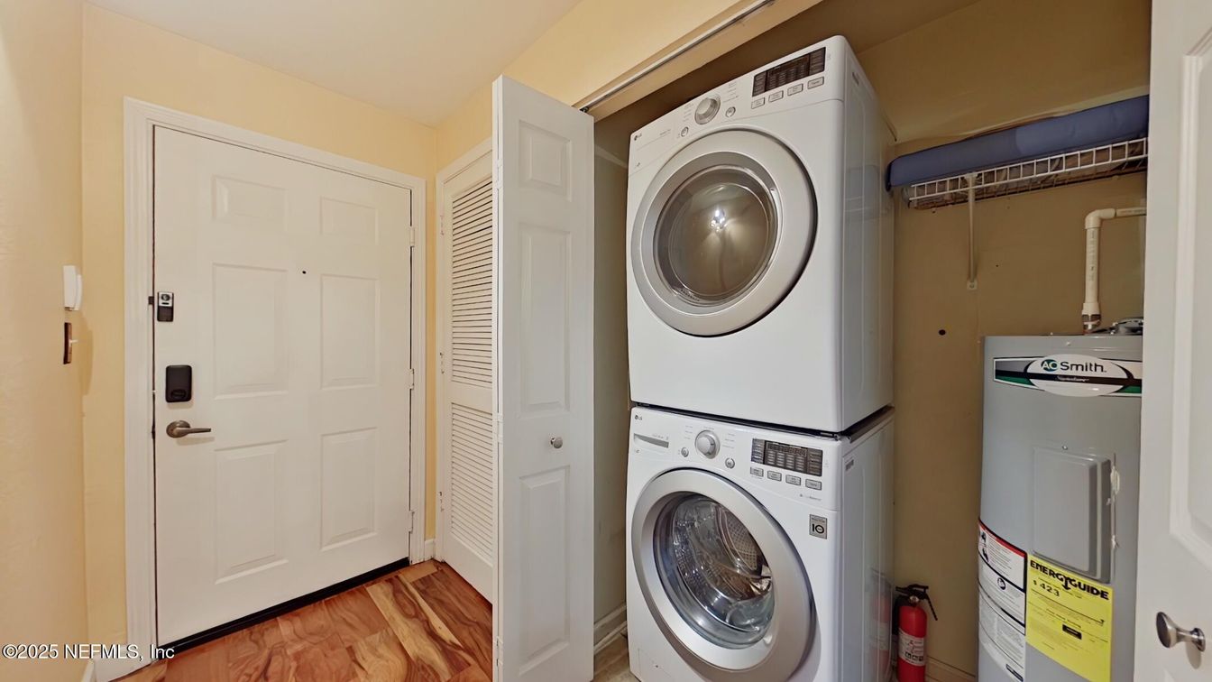 Interior, Utility Closets, Washer, Wood Texture Flooring