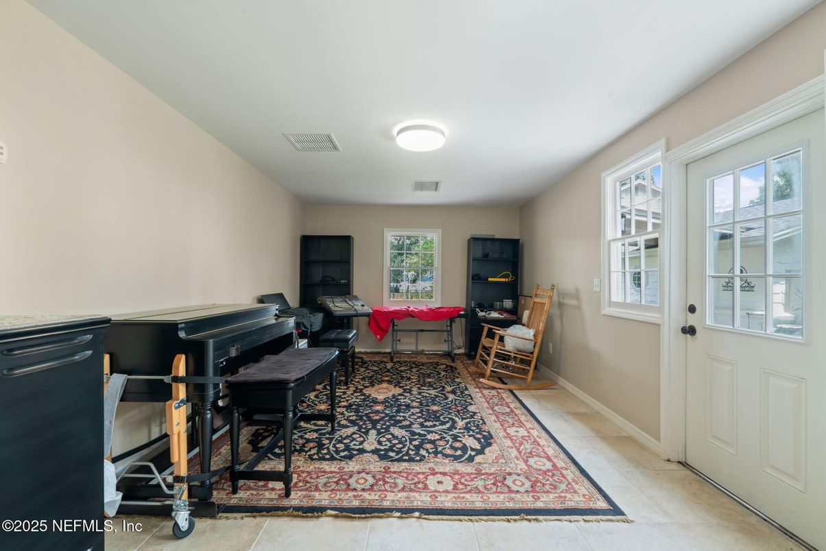 Interior, Piano