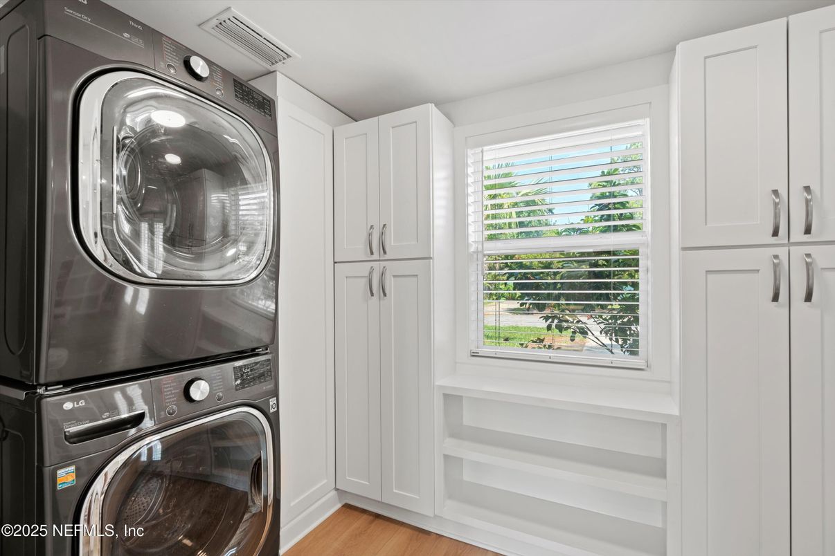 Interior, Utility Closets, Washer, Wood Texture Flooring
