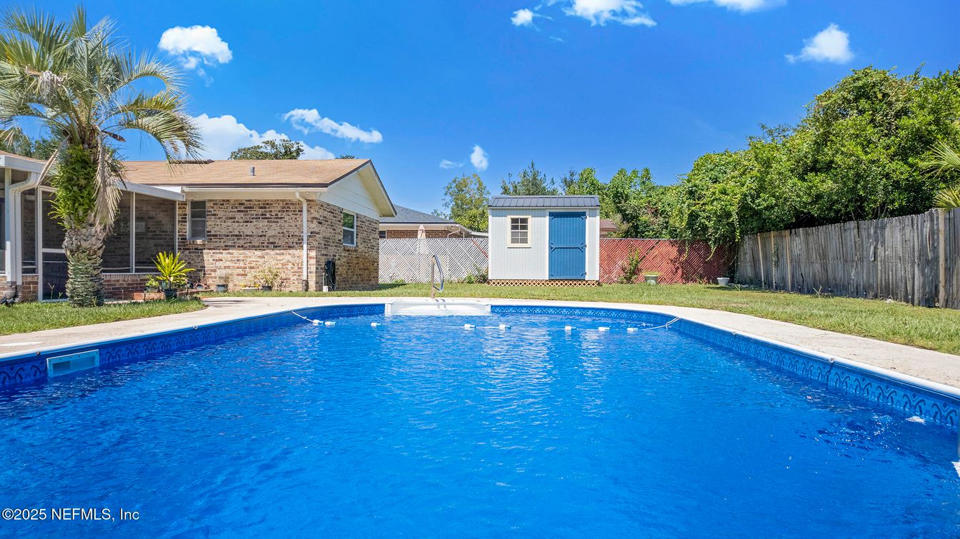 Exterior, Pool