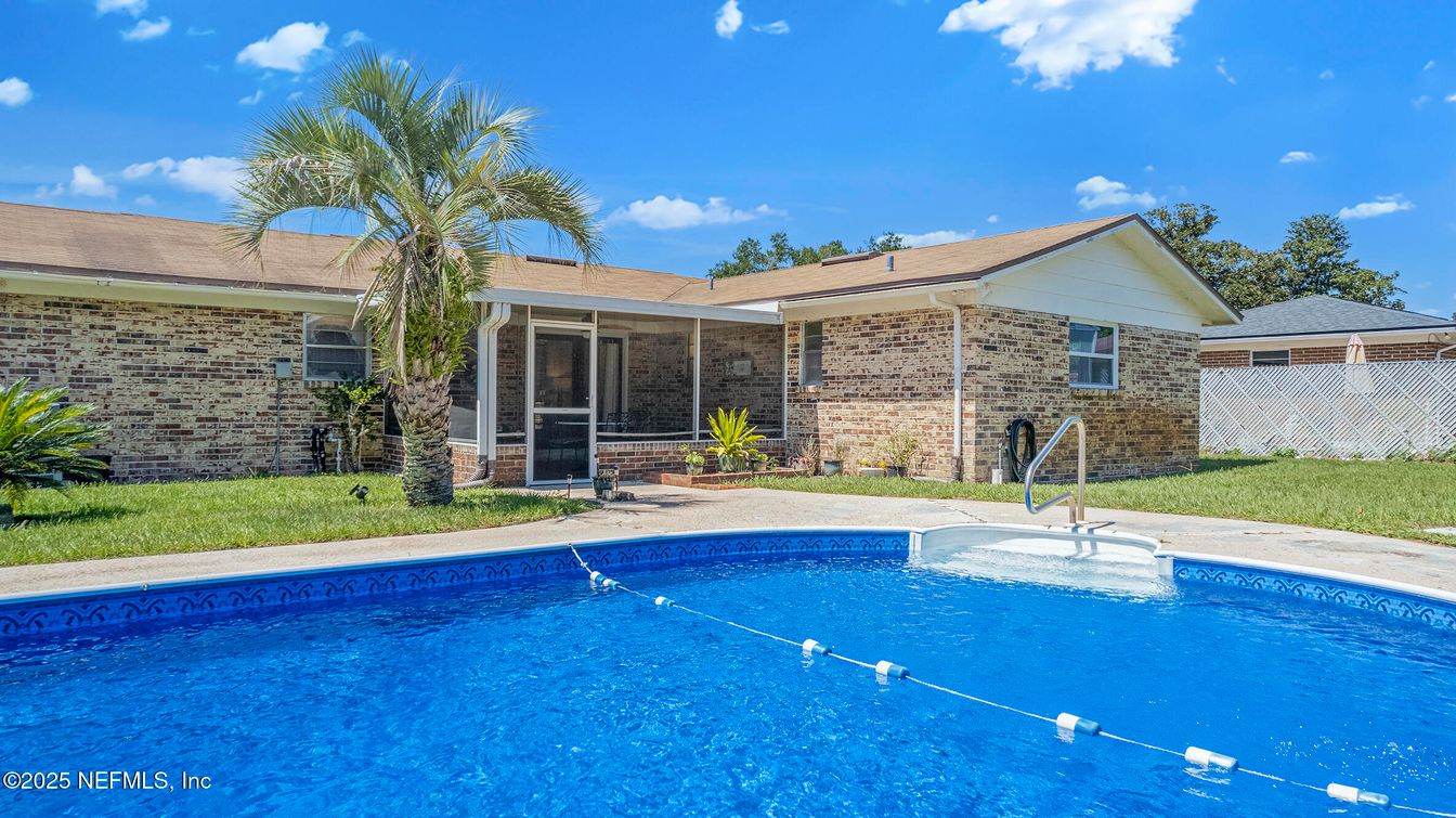 Exterior, Pool