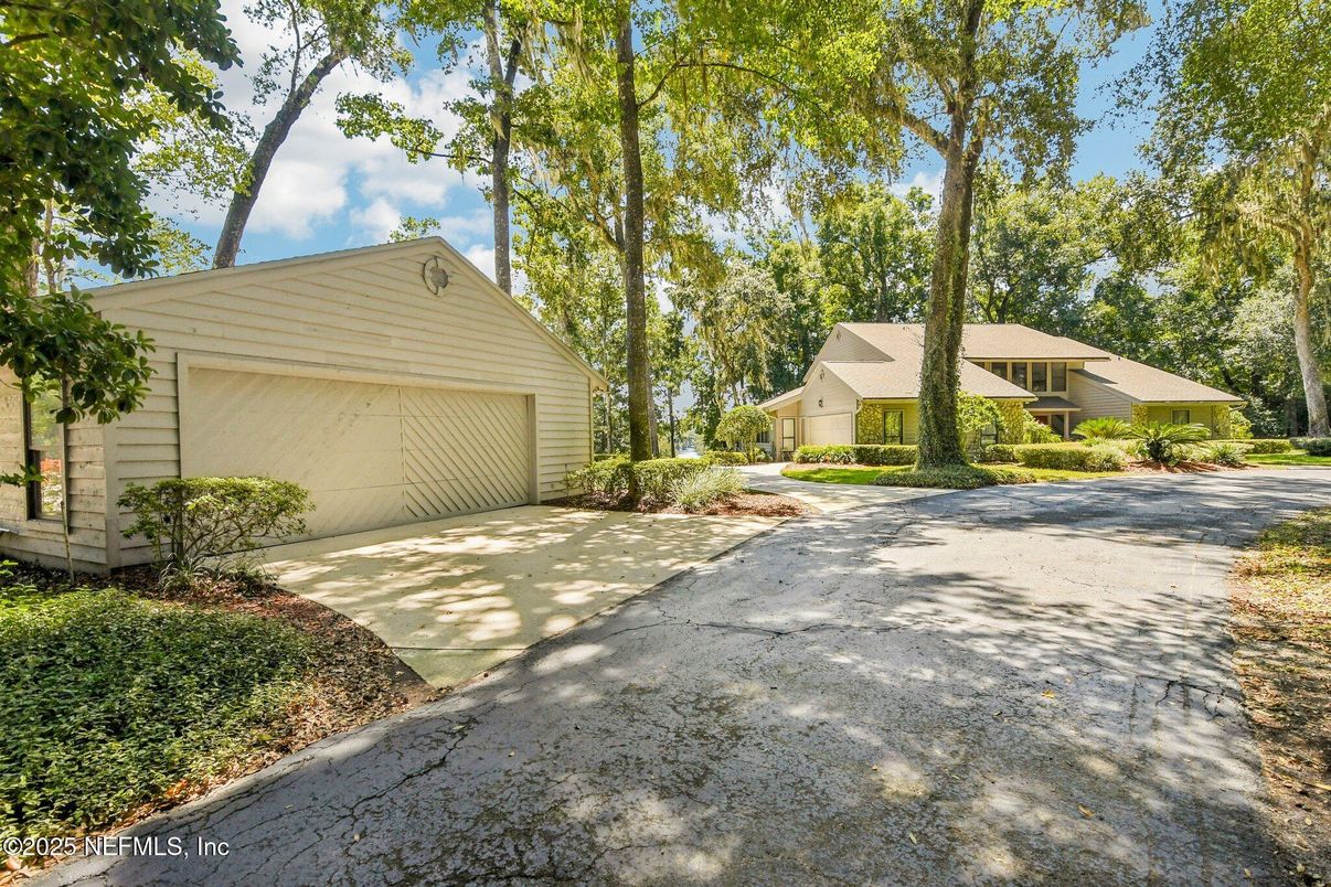 Detached Garage, Exterior