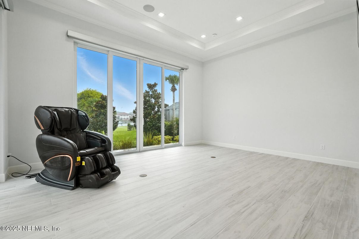 Fitness Equipment, Interior, Recessed Lighting, Wood Texture Flooring