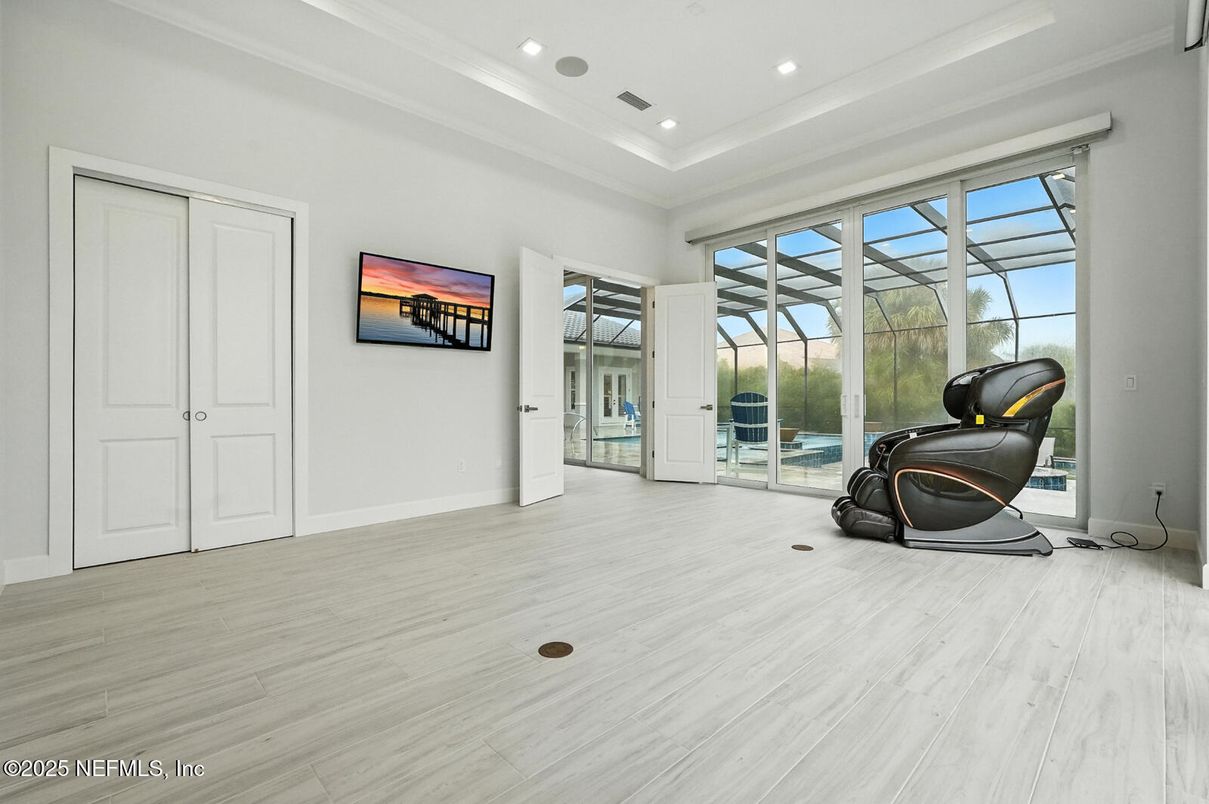 Fitness Equipment, Interior, Recessed Lighting, Wood Texture Flooring