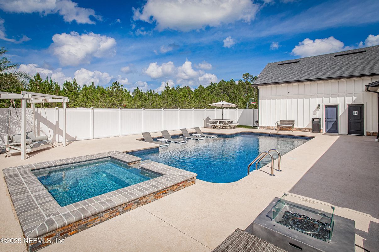 Exterior, Pool