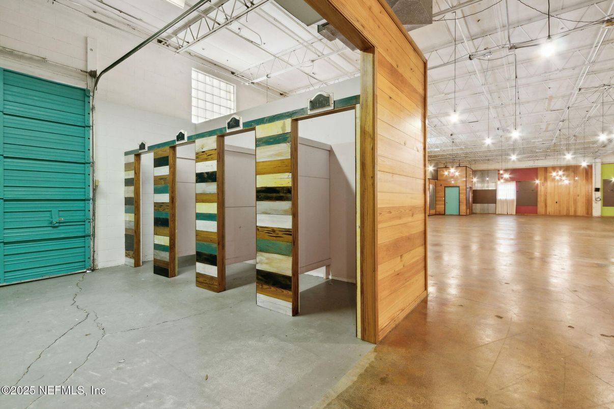 Empty room, Interior, Pendant Lights, Wooden Walls