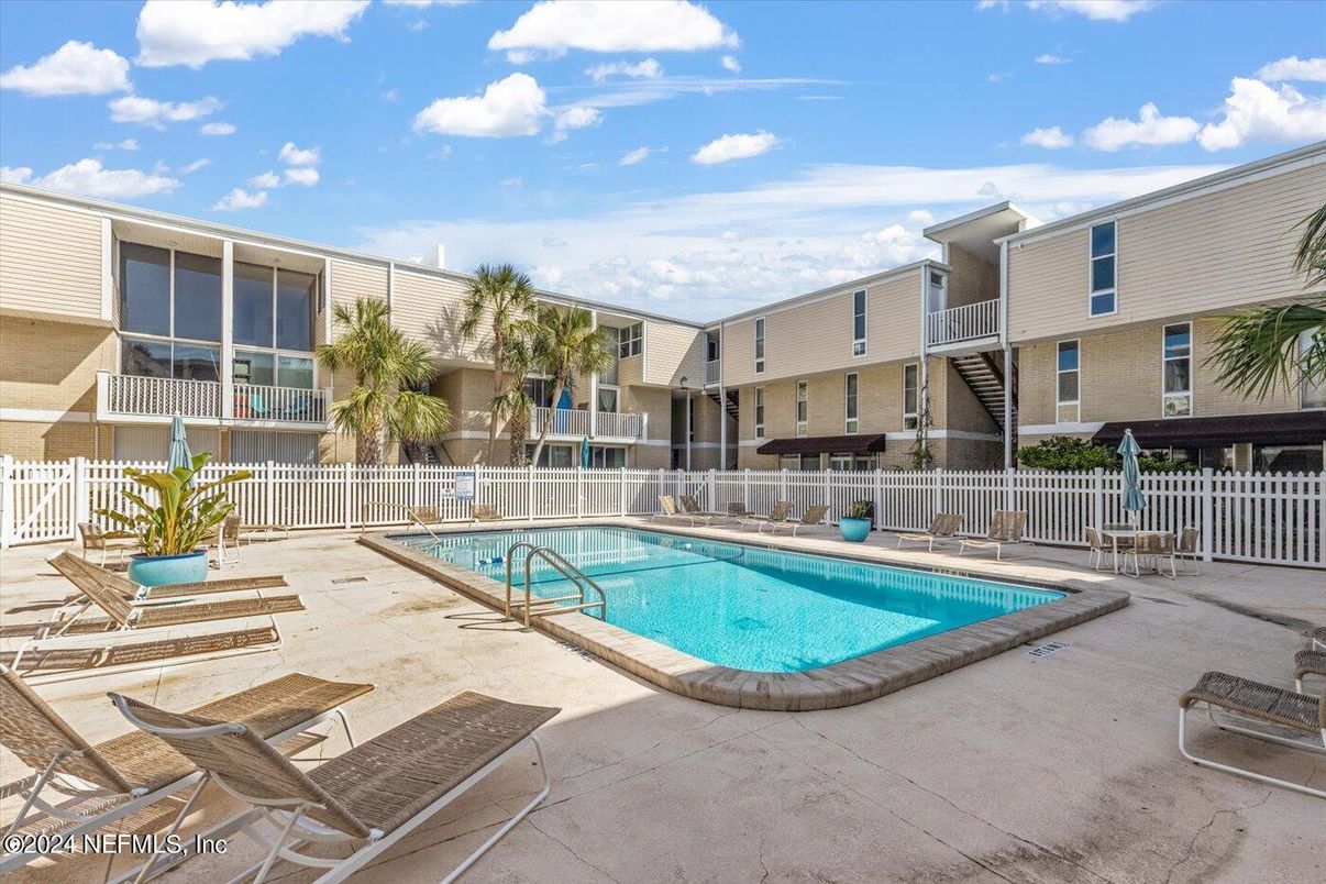 Exterior, Pool