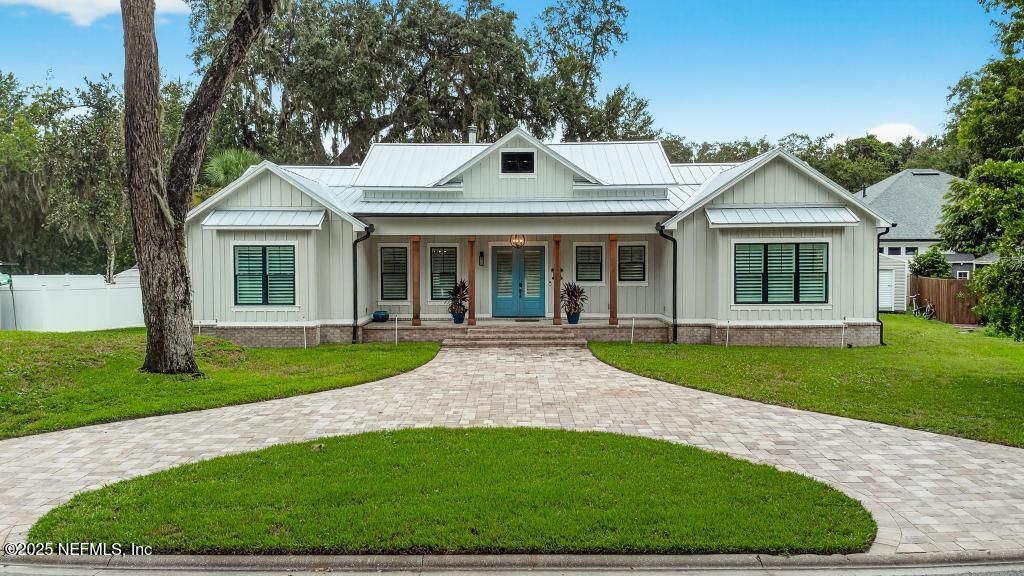 Exterior, Facade, Ranch