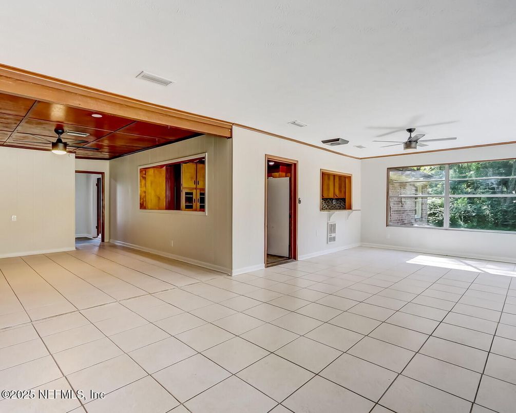 Empty room, Interior