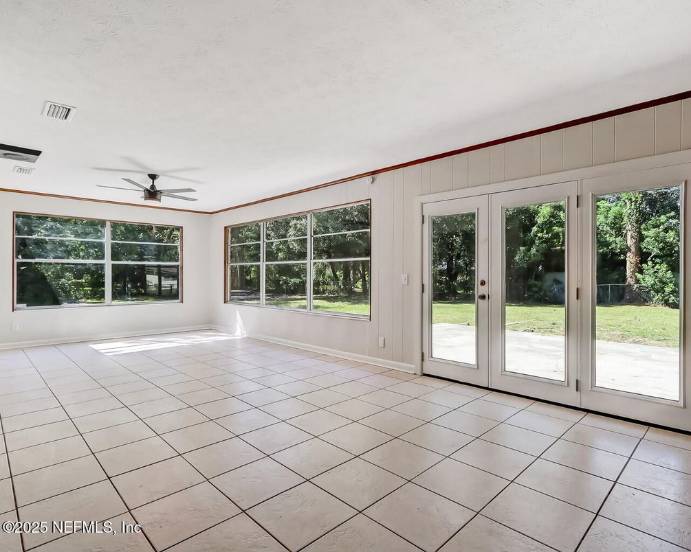 Empty room, Interior