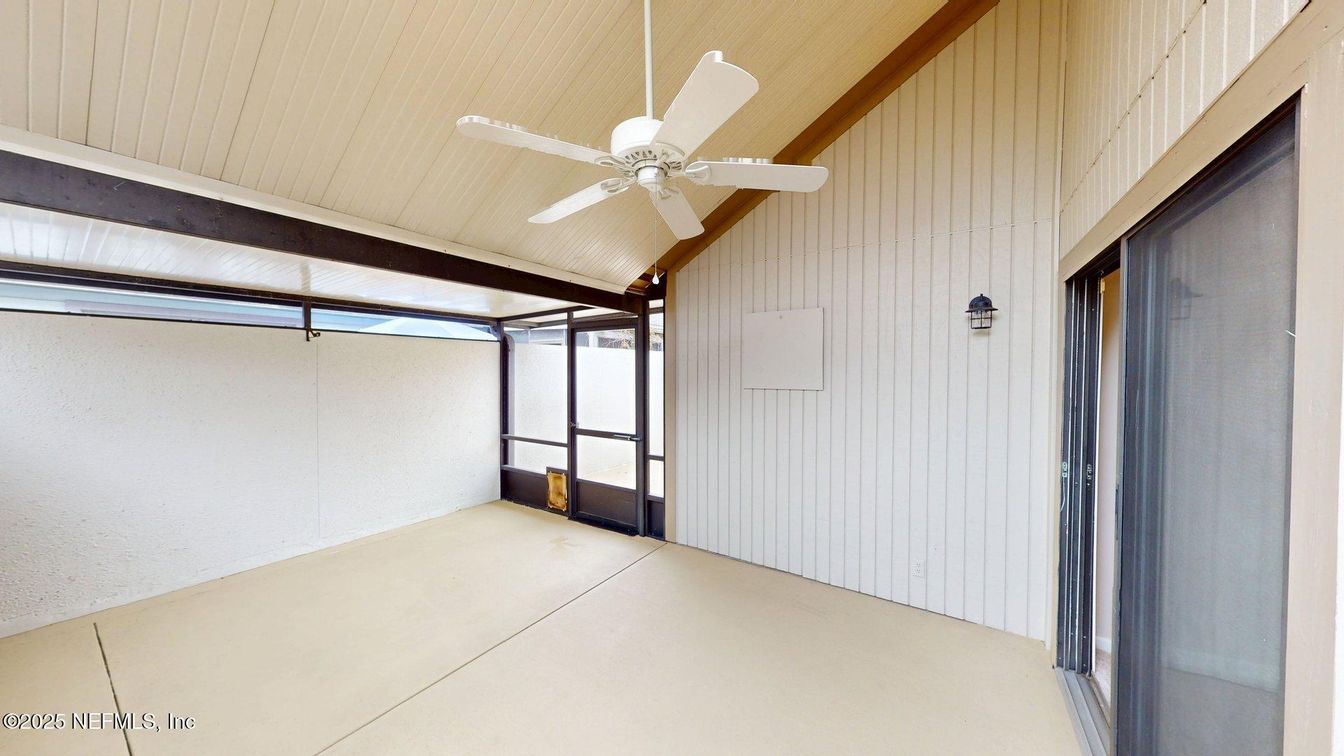 Empty room, Interior