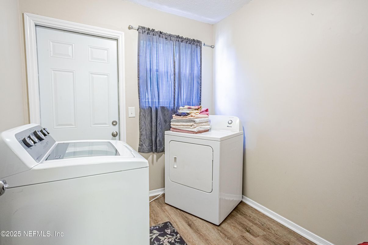 Interior, Washer, Wood Texture Flooring
