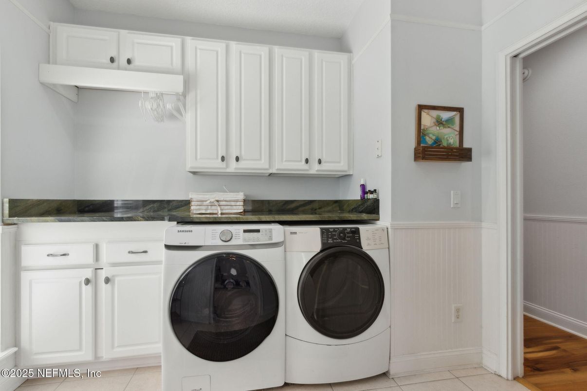 Interior, Washer, Wood Texture Flooring