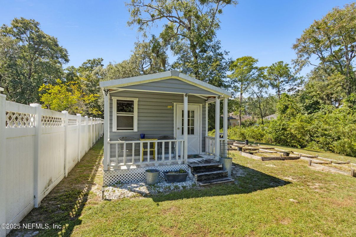 Backyard, Exterior