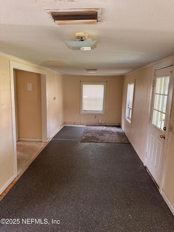 Empty room, Interior