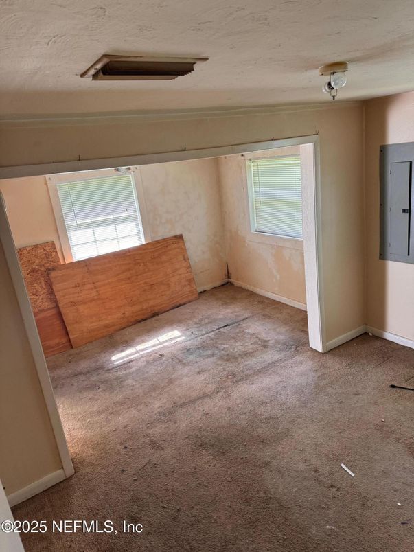 Empty room, Interior