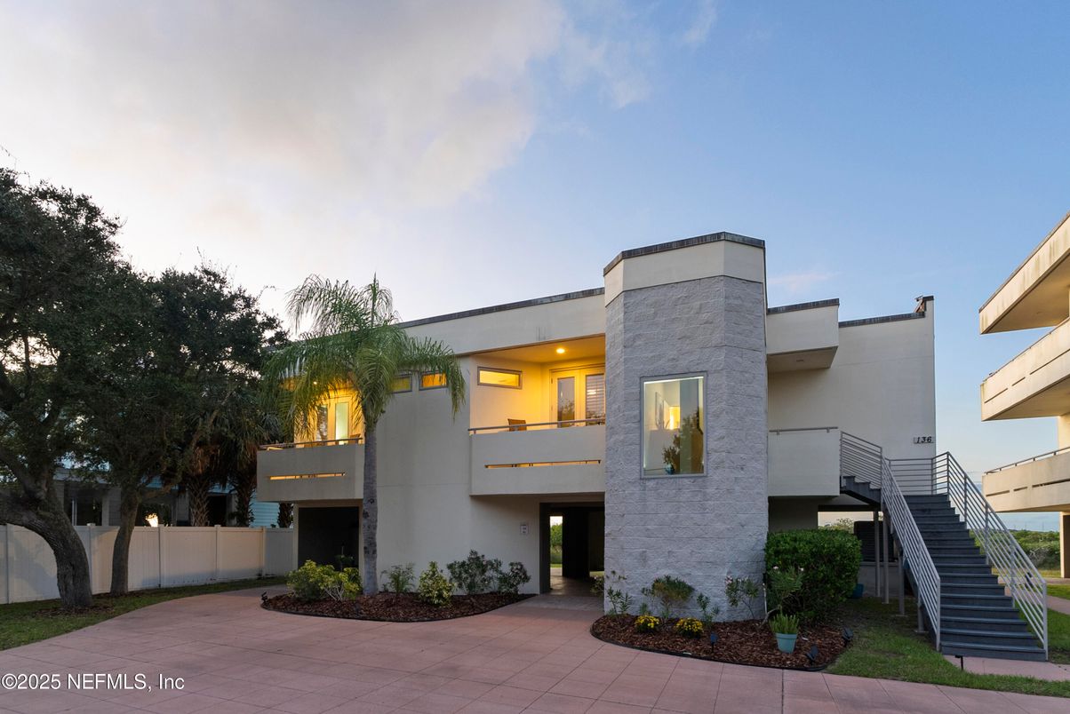 Backyard, Exterior, Facade, Modern