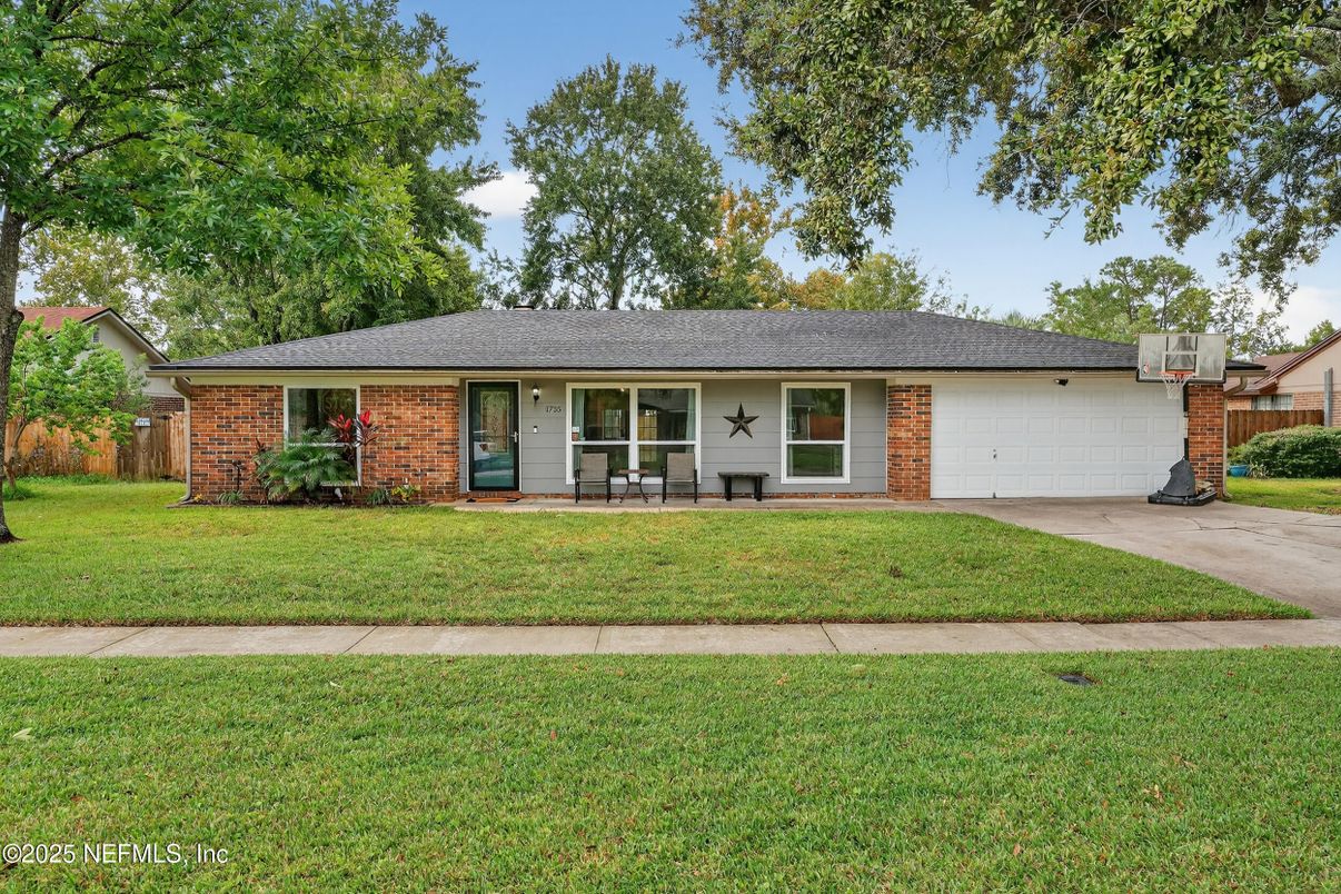 Attached, Exterior, Facade, Brick Facade, Ranch