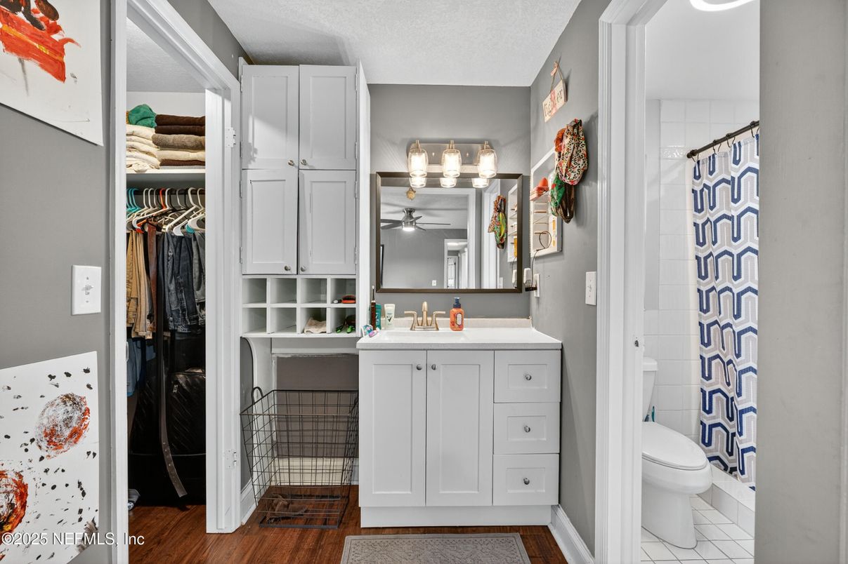 Bathroom, Interior, Walk-in Closets, Wood Texture Flooring