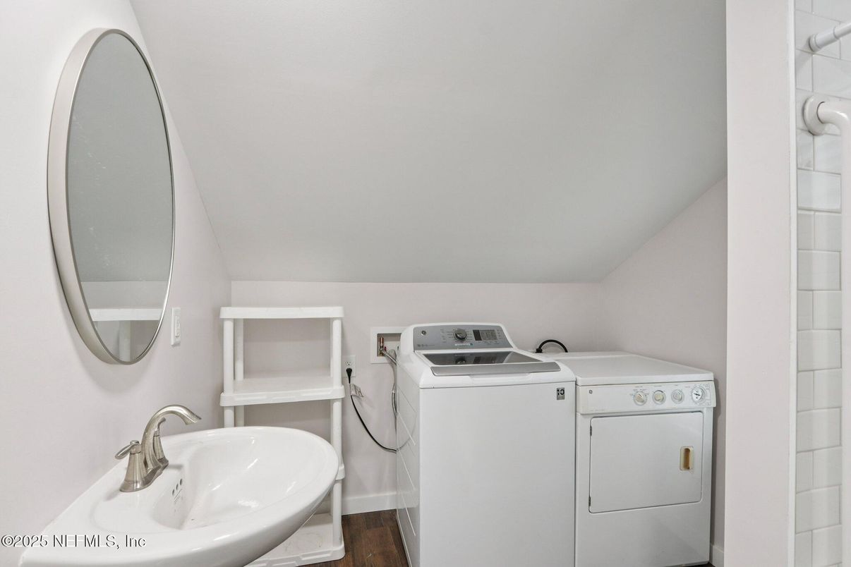 Interior, Utility Closets, Washer, Wood Texture Flooring