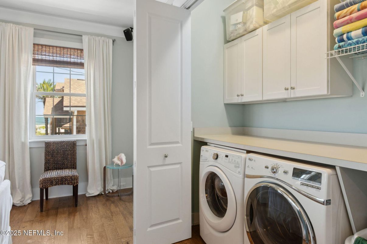 Interior, Washer, Wood Texture Flooring