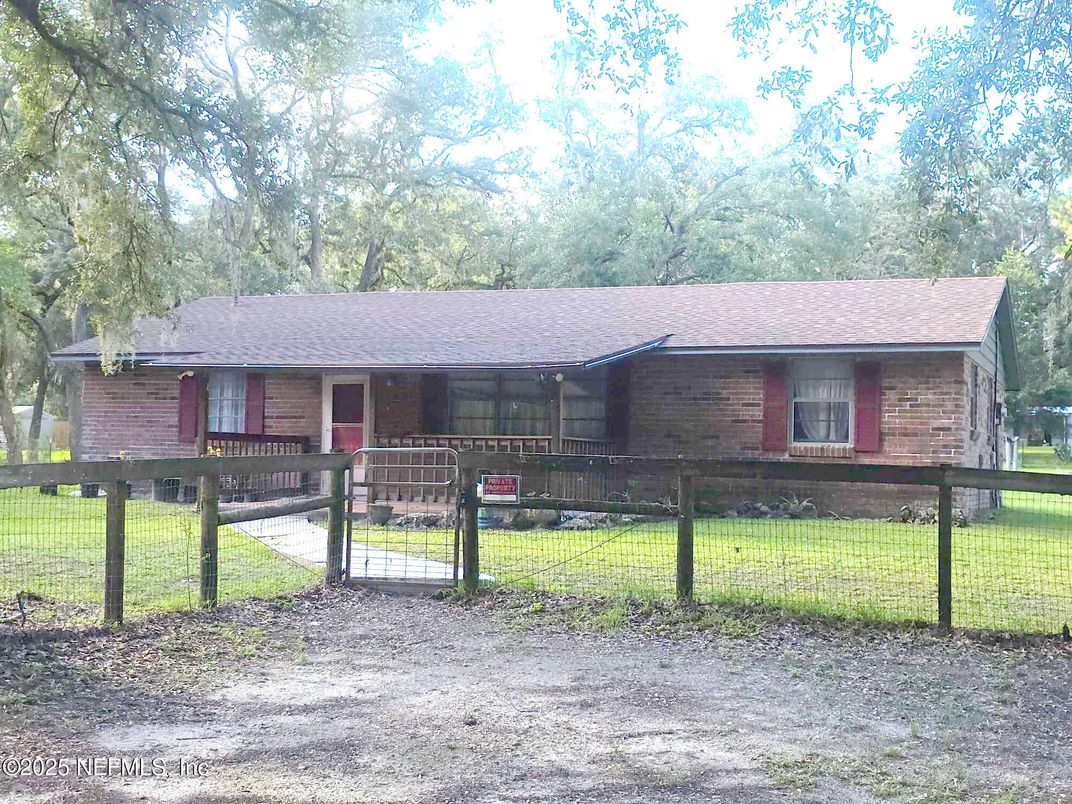 Exterior, Facade, Brick Facade, Log Home