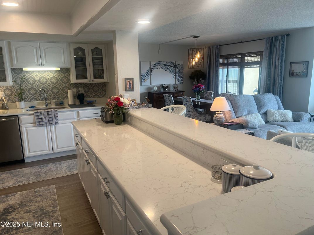 Dining room, Interior, Kitchen, Living room, Pendant Lights, Recessed Lighting, Wood Texture Flooring