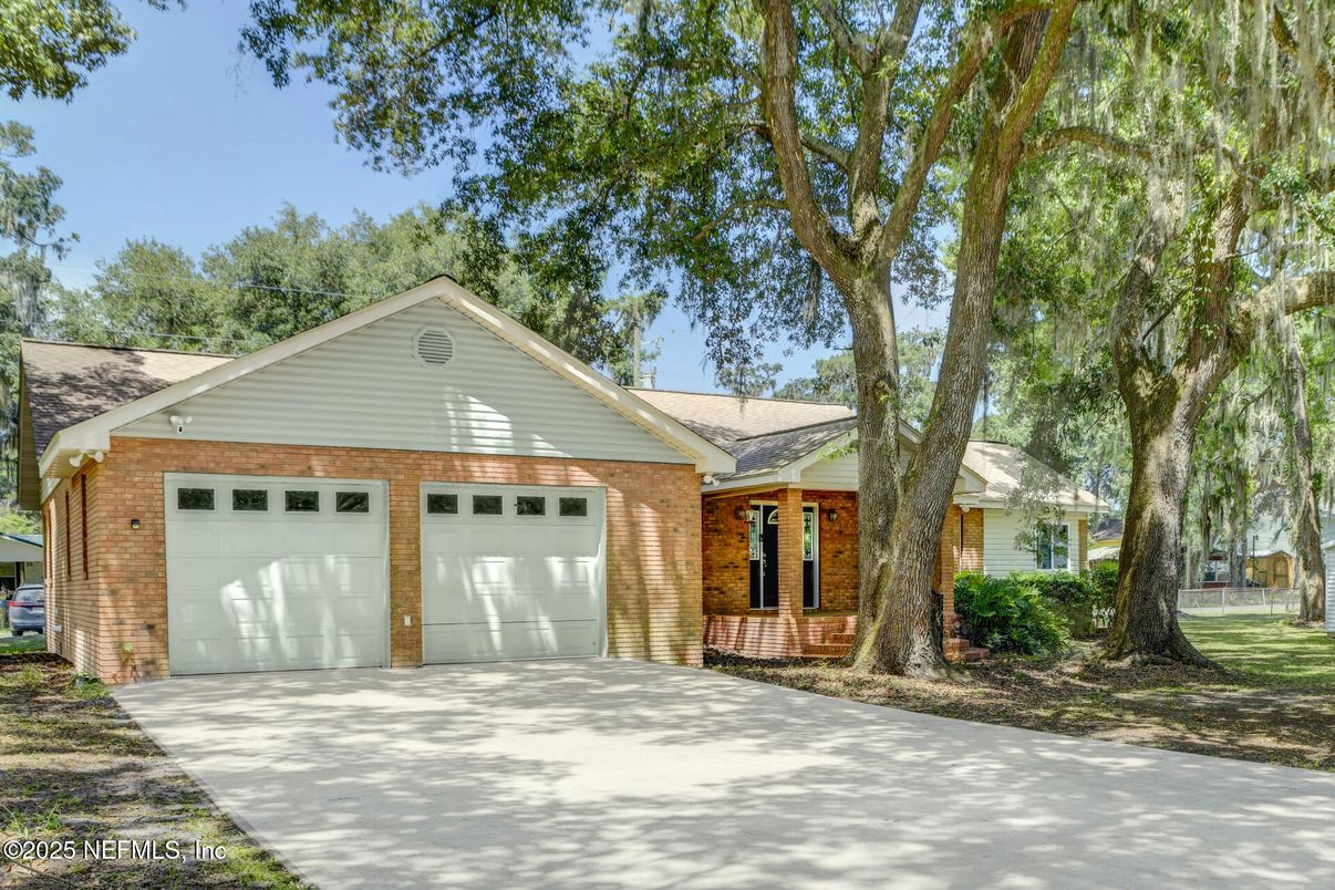 Attached, Exterior, Facade, Brick Facade, Ranch