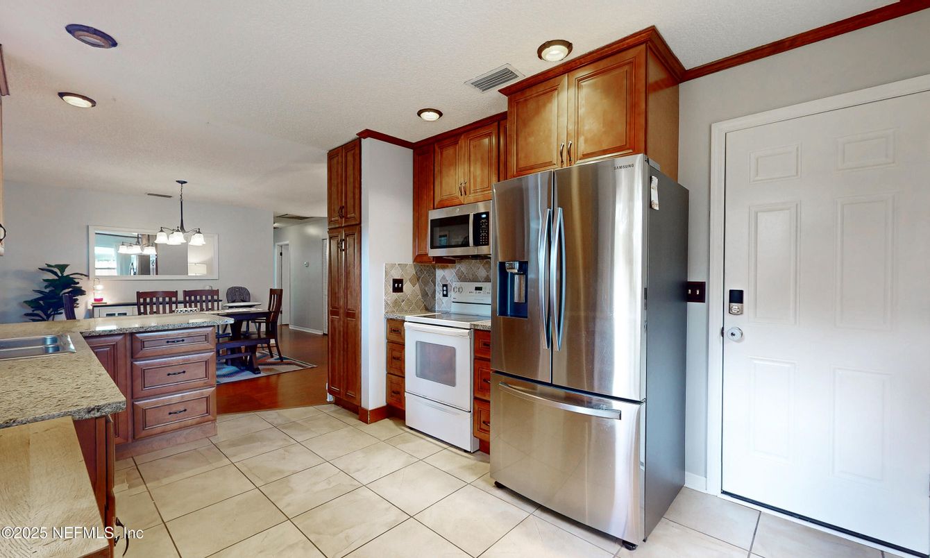 Dining room, Interior, Kitchen, Pendant Lights, Recessed Lighting, Stainless Steel Appliances