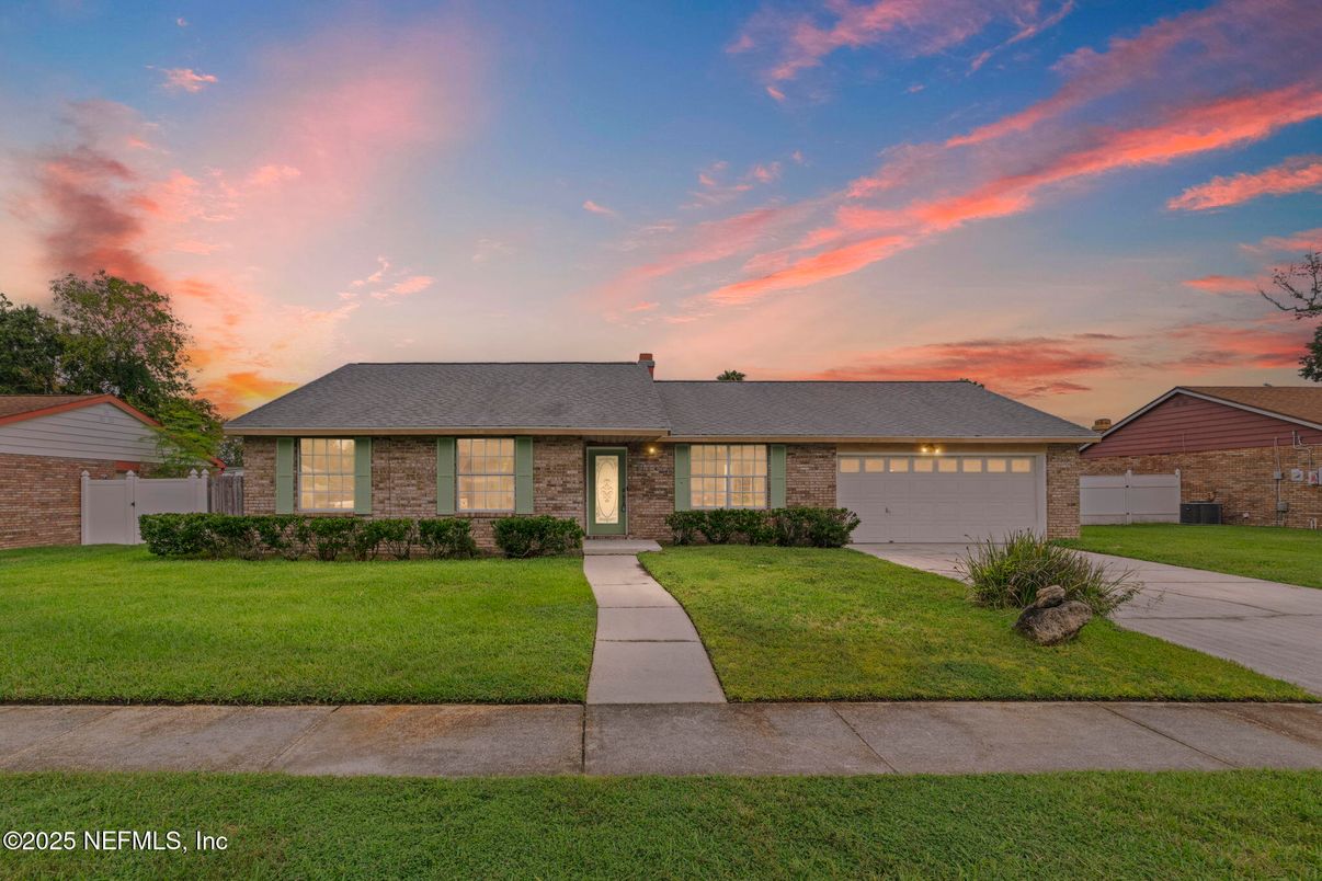 Attached, Exterior, Facade, Brick Facade, Ranch