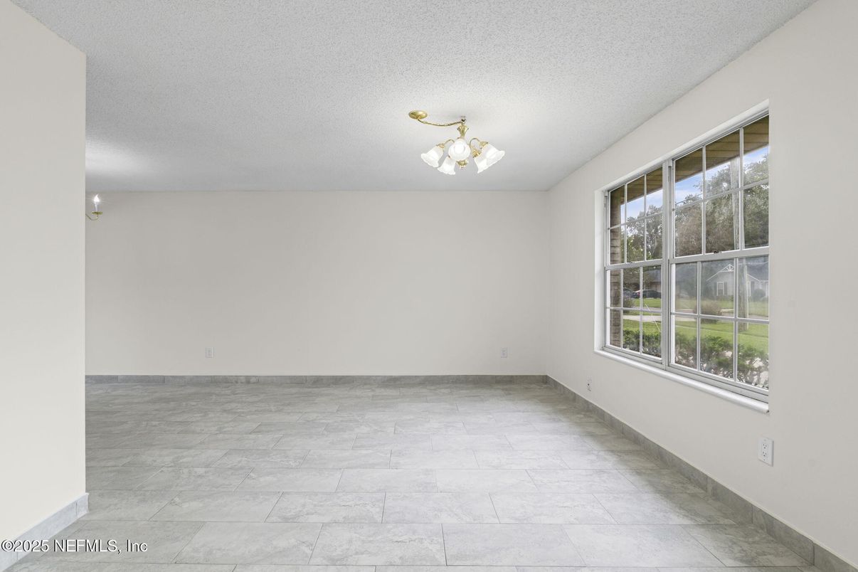 Empty room, Interior